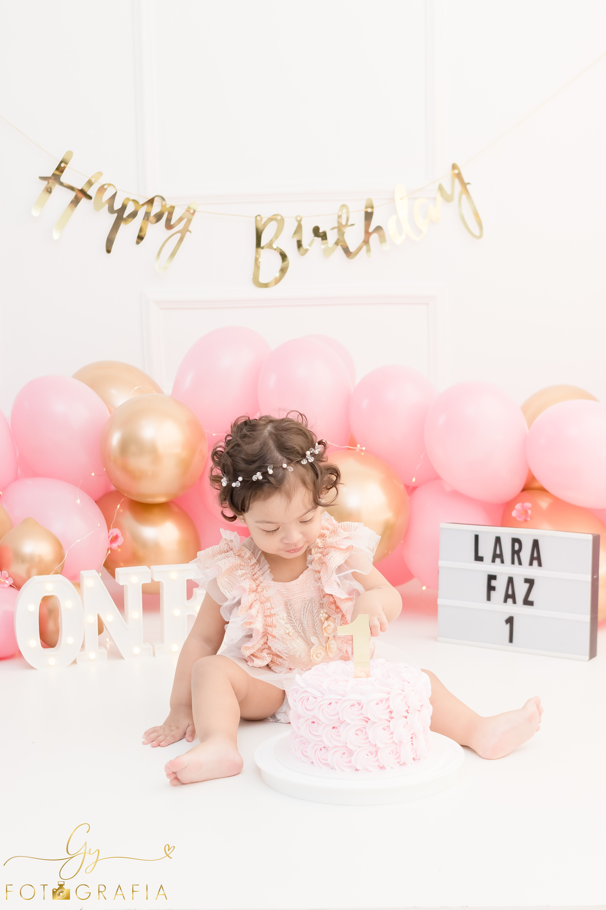Ensaio smash the cake em estúdio. Fotógrafo em Londrina Especializado em ensaios de bebês e crianças. Momento registrado pela fotógrafa Giscellayne | Gy Fotografia.