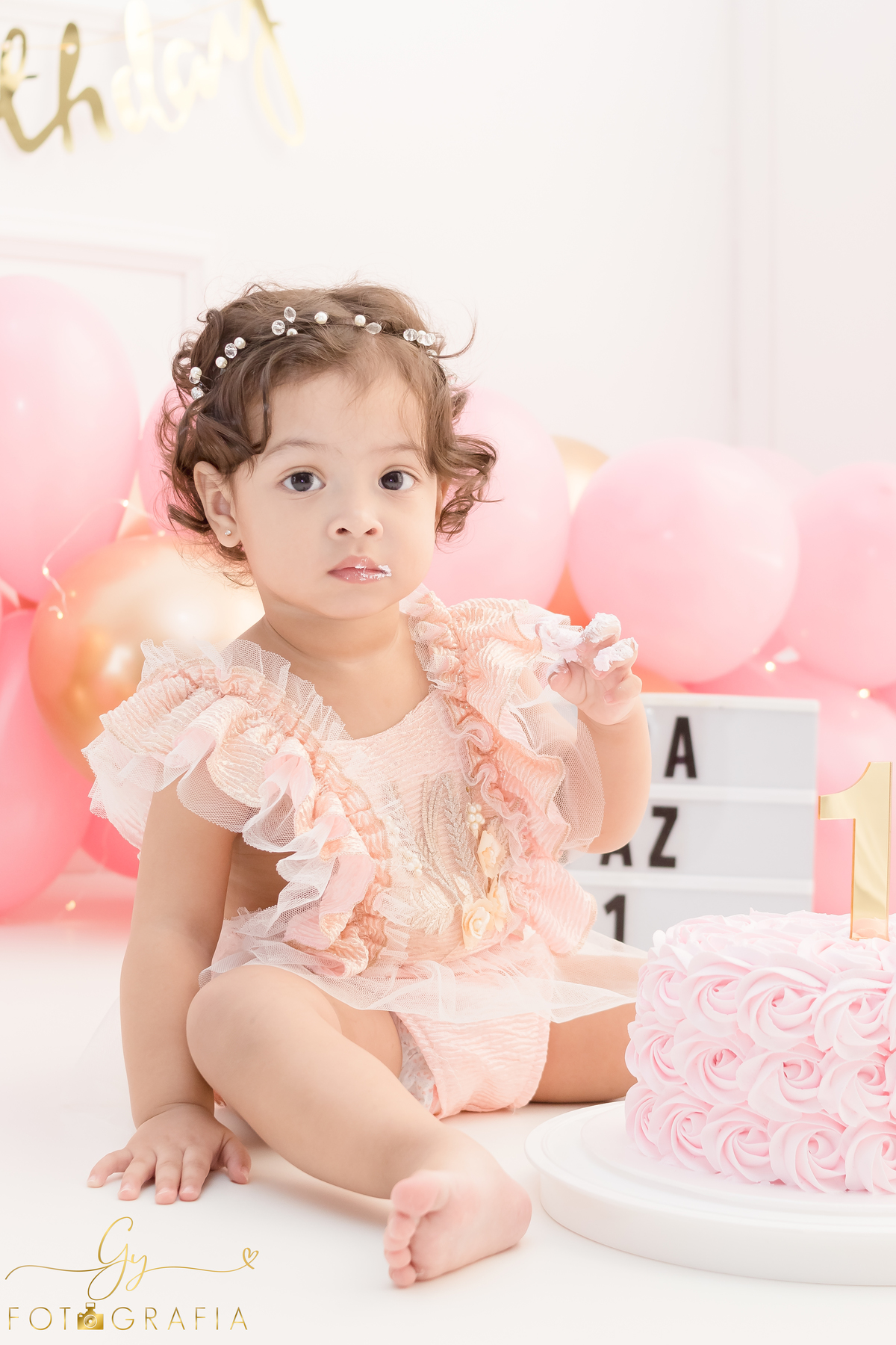 Ensaio smash the cake em estúdio. Fotógrafo em Londrina Especializado em ensaios de bebês e crianças. Momento registrado pela fotógrafa Giscellayne | Gy Fotografia.