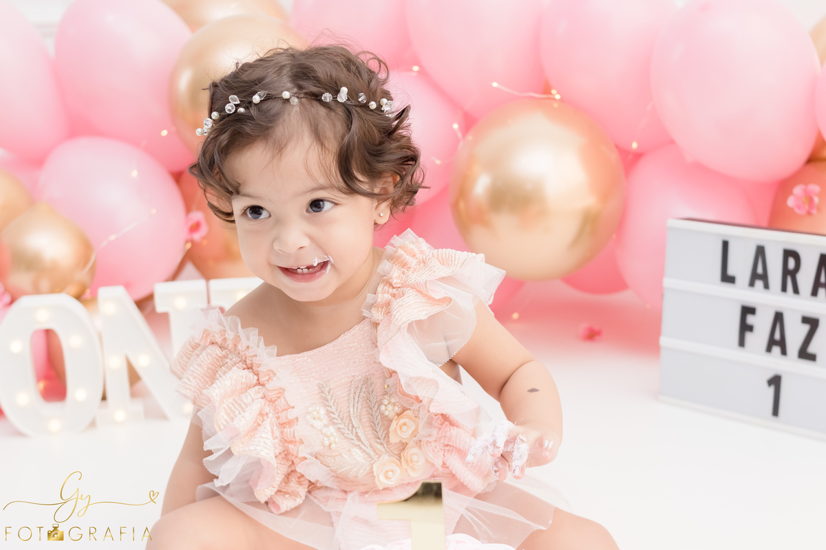 Ensaio smash the cake em estúdio. Fotógrafo em Londrina Especializado em ensaios de bebês e crianças. Momento registrado pela fotógrafa Giscellayne | Gy Fotografia.