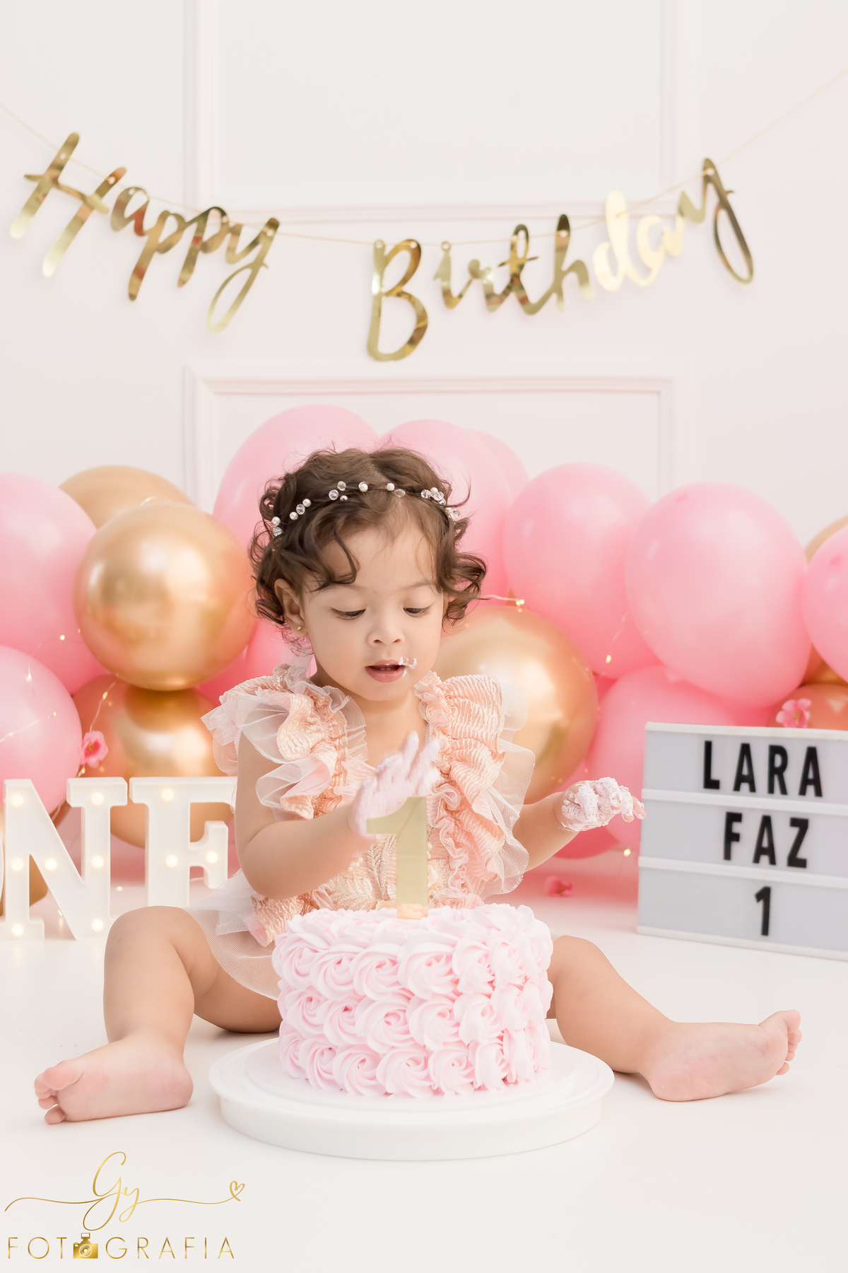 Ensaio smash the cake em estúdio. Fotógrafo em Londrina Especializado em ensaios de bebês e crianças. Momento registrado pela fotógrafa Giscellayne | Gy Fotografia.