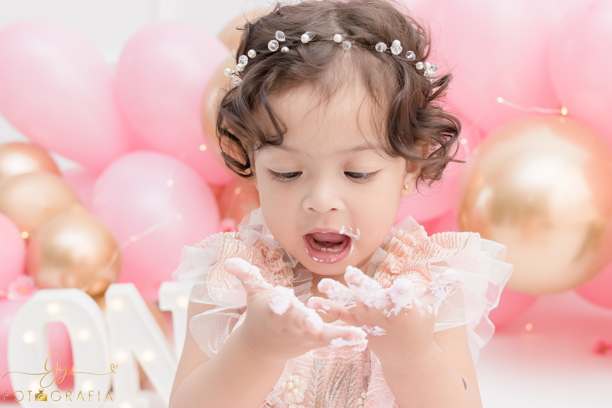 Ensaio smash the cake em estúdio. Fotógrafo em Londrina Especializado em ensaios de bebês e crianças. Momento registrado pela fotógrafa Giscellayne | Gy Fotografia.
