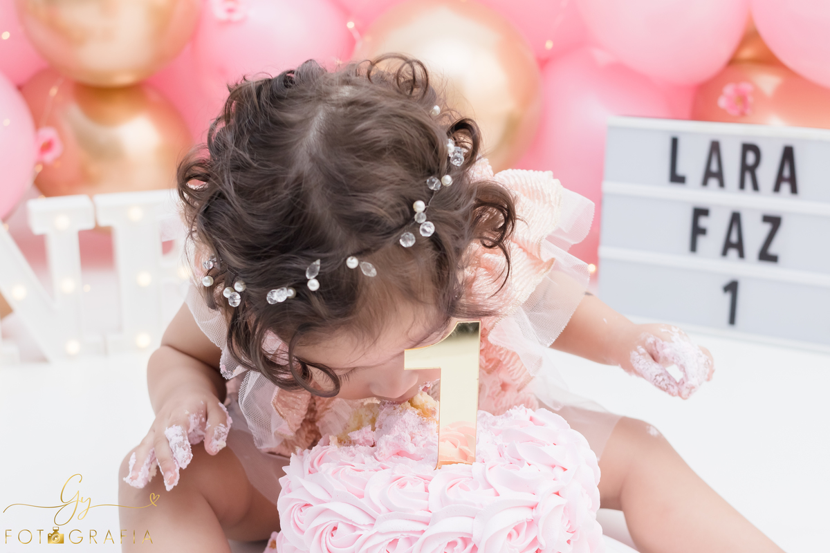 Ensaio smash the cake em estúdio. Fotógrafo em Londrina Especializado em ensaios de bebês e crianças. Momento registrado pela fotógrafa Giscellayne | Gy Fotografia.