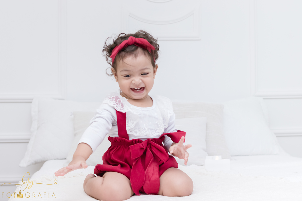 Ensaio smash the cake em estúdio. Fotógrafo em Londrina Especializado em ensaios de bebês e crianças. Momento registrado pela fotógrafa Giscellayne | Gy Fotografia.