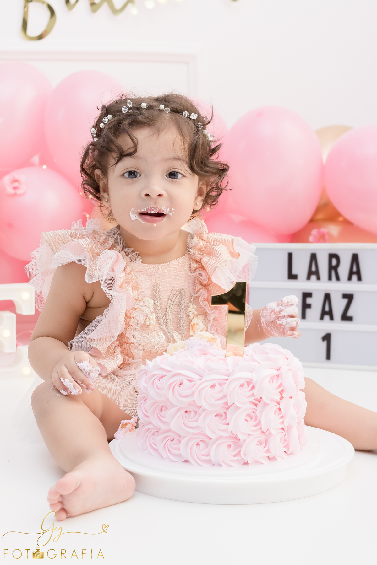 Ensaio smash the cake em estúdio. Fotógrafo em Londrina Especializado em ensaios de bebês e crianças. Momento registrado pela fotógrafa Giscellayne | Gy Fotografia.