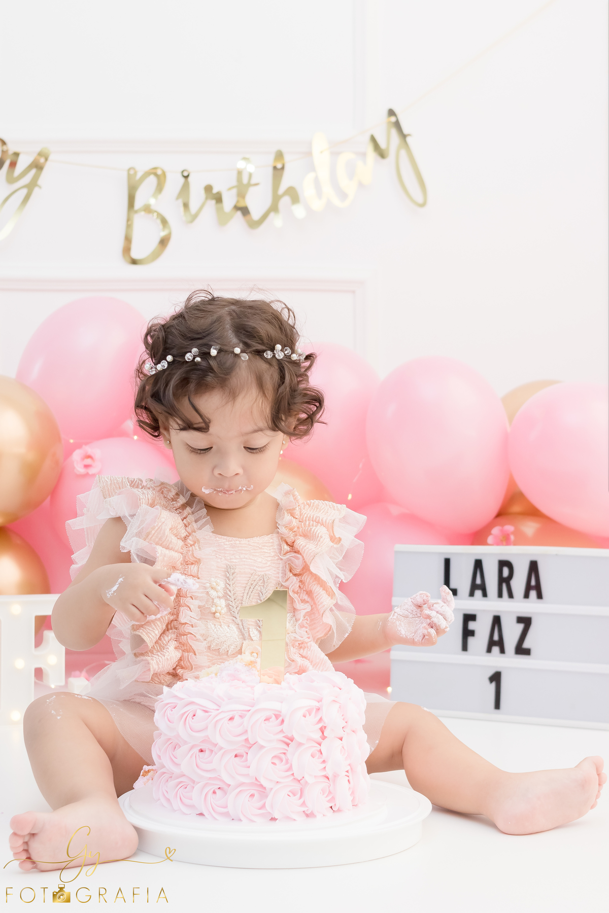 Ensaio smash the cake em estúdio. Fotógrafo em Londrina Especializado em ensaios de bebês e crianças. Momento registrado pela fotógrafa Giscellayne | Gy Fotografia.