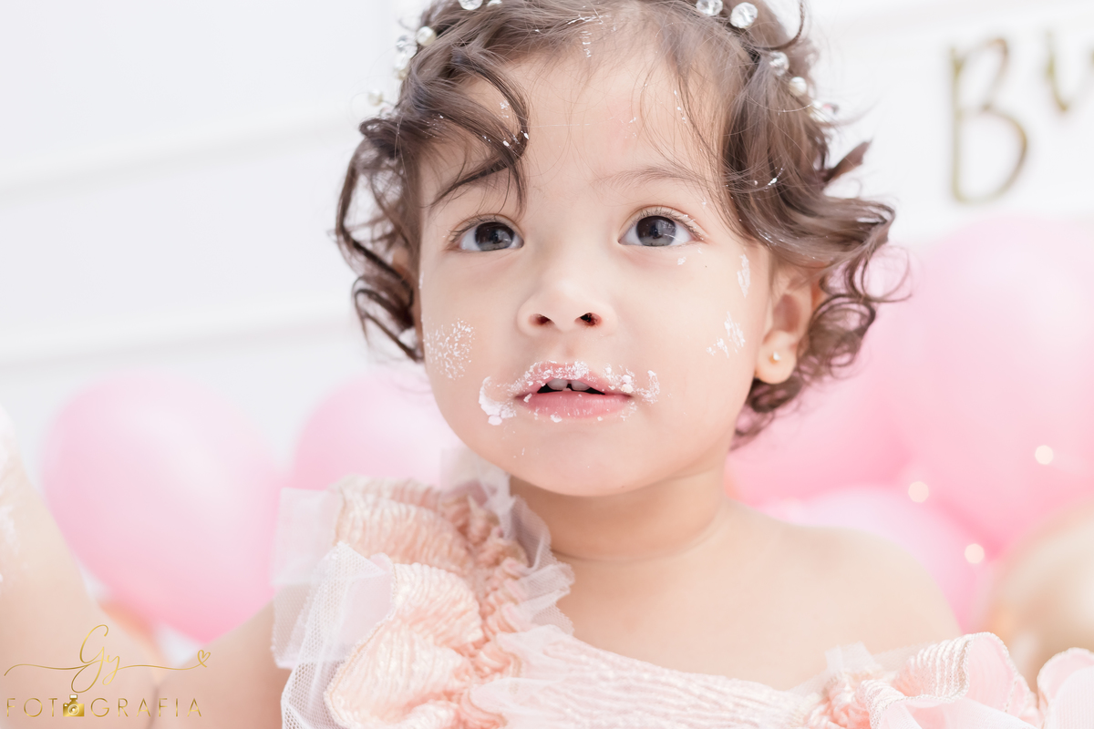 Ensaio smash the cake em estúdio. Fotógrafo em Londrina Especializado em ensaios de bebês e crianças. Momento registrado pela fotógrafa Giscellayne | Gy Fotografia.