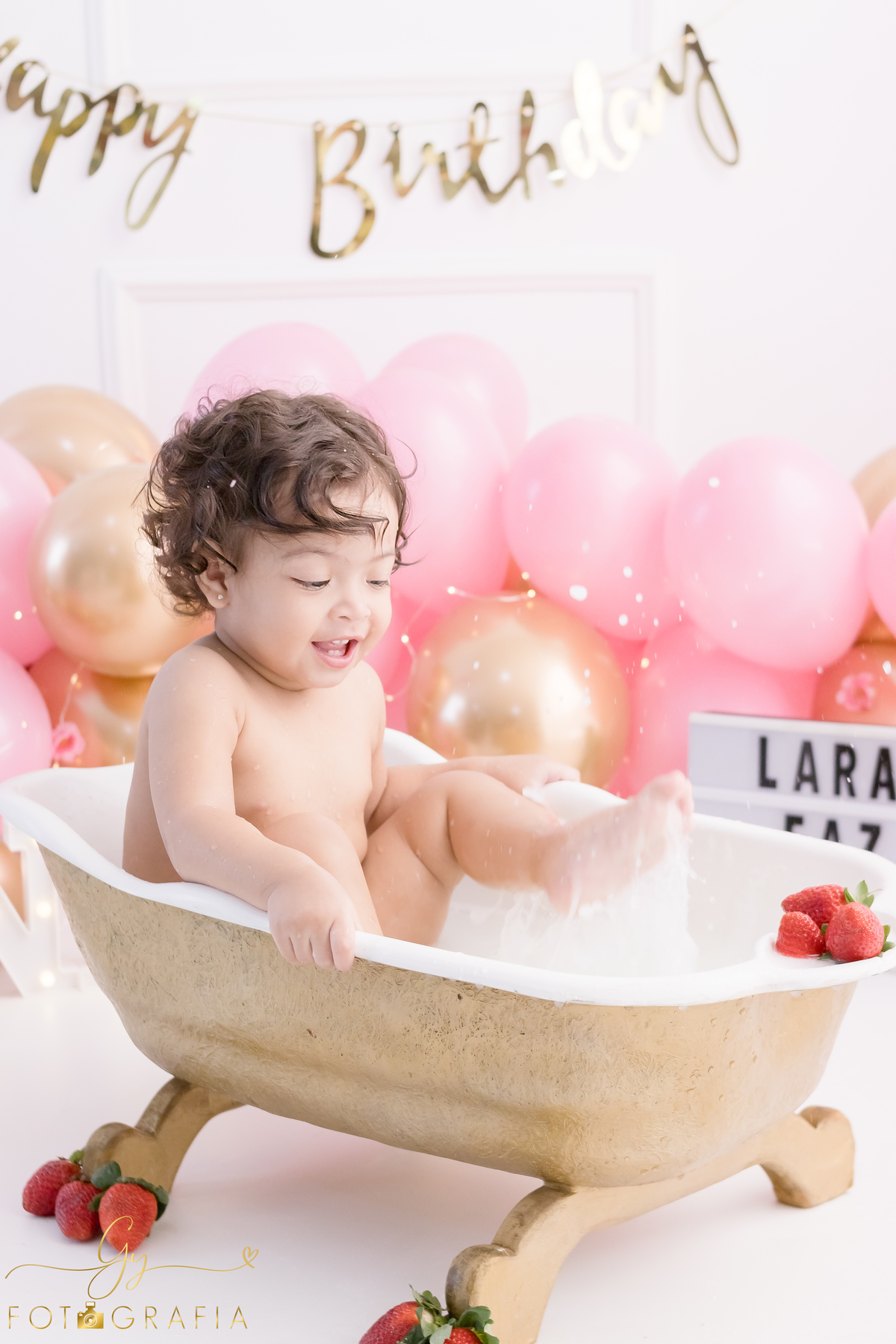 Ensaio smash the cake em estúdio. Fotógrafo em Londrina Especializado em ensaios de bebês e crianças. Momento registrado pela fotógrafa Giscellayne | Gy Fotografia.