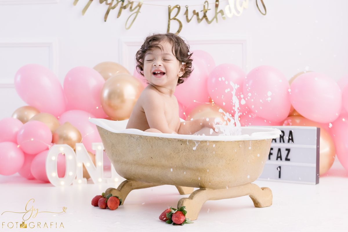 Ensaio smash the cake em estúdio. Fotógrafo em Londrina Especializado em ensaios de bebês e crianças. Momento registrado pela fotógrafa Giscellayne | Gy Fotografia.