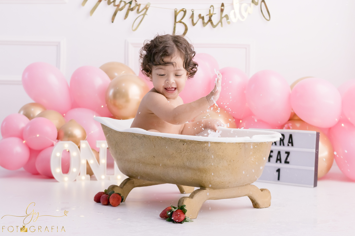 Ensaio smash the cake em estúdio. Fotógrafo em Londrina Especializado em ensaios de bebês e crianças. Momento registrado pela fotógrafa Giscellayne | Gy Fotografia.