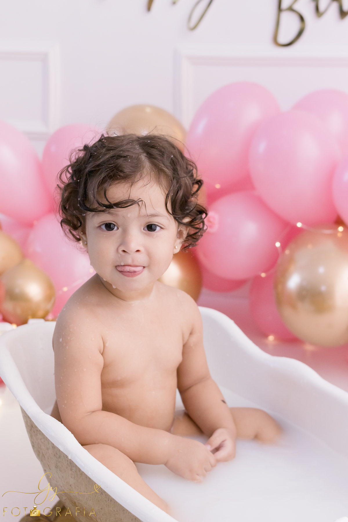 Ensaio smash the cake em estúdio. Fotógrafo em Londrina Especializado em ensaios de bebês e crianças. Momento registrado pela fotógrafa Giscellayne | Gy Fotografia.