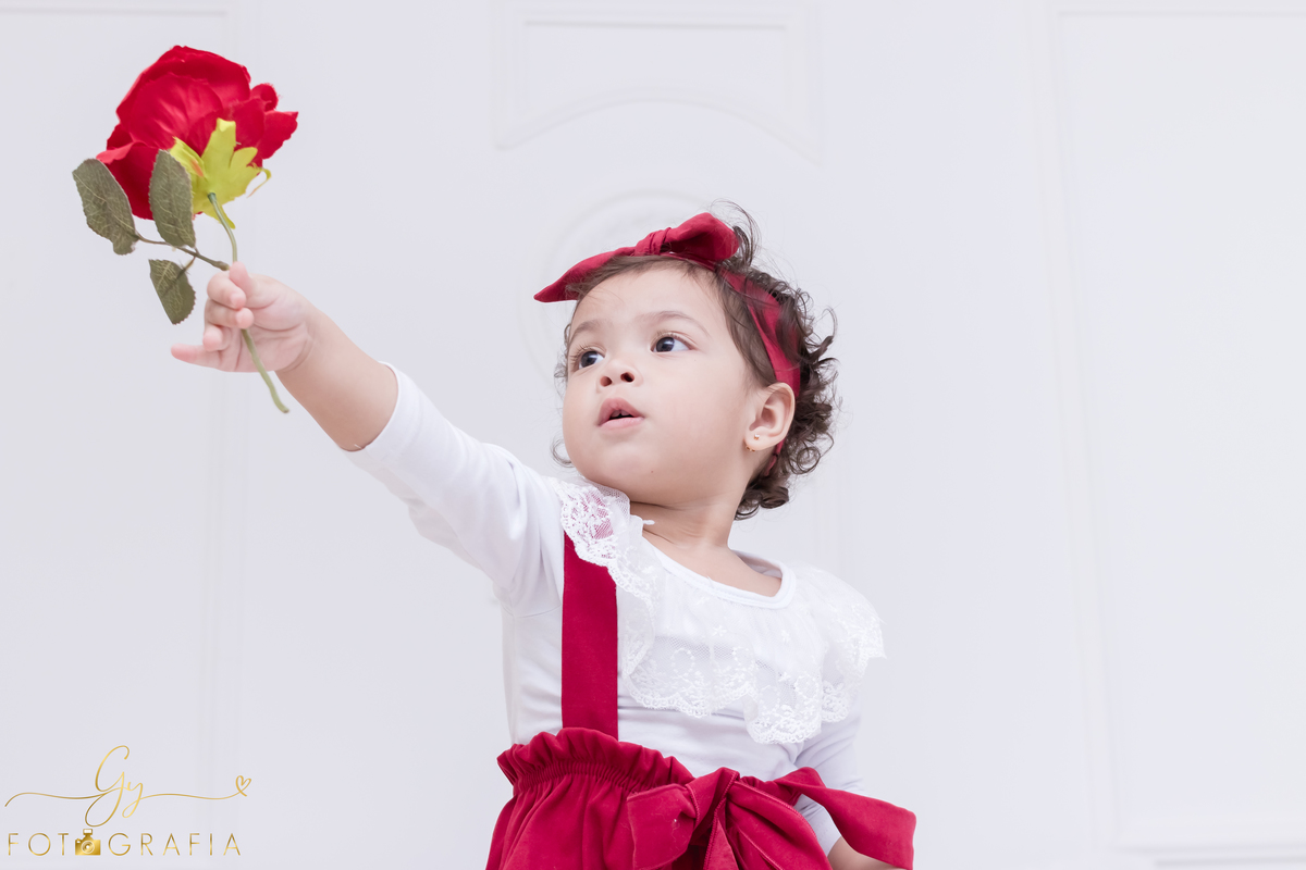 Ensaio smash the cake em estúdio. Fotógrafo em Londrina Especializado em ensaios de bebês e crianças. Momento registrado pela fotógrafa Giscellayne | Gy Fotografia.