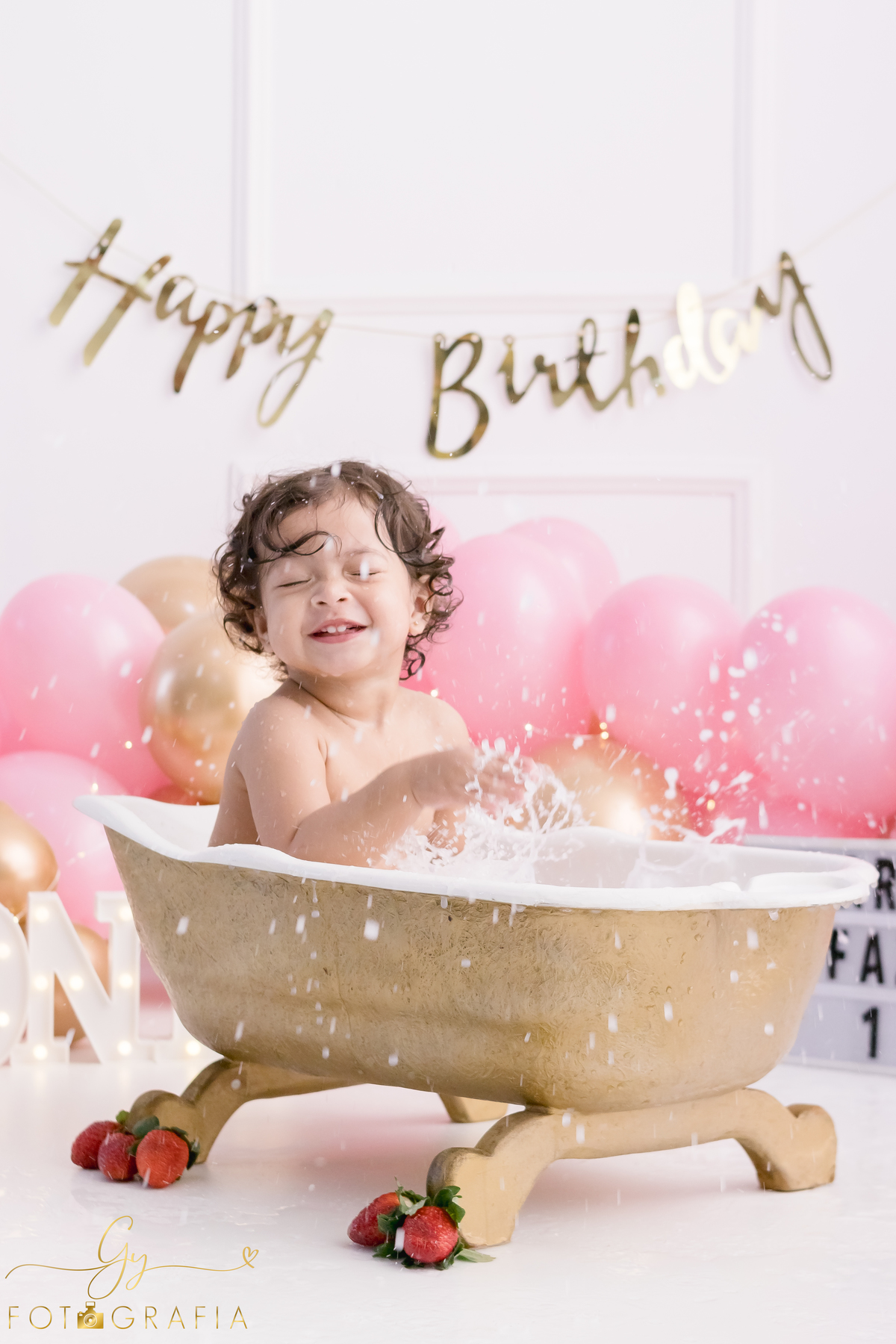 Ensaio smash the cake em estúdio. Fotógrafo em Londrina Especializado em ensaios de bebês e crianças. Momento registrado pela fotógrafa Giscellayne | Gy Fotografia.