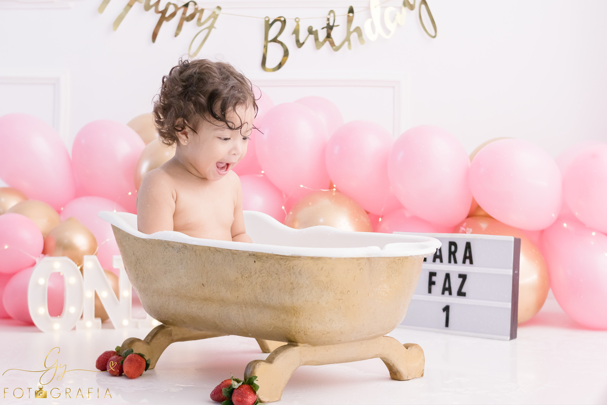 Ensaio smash the cake em estúdio. Fotógrafo em Londrina Especializado em ensaios de bebês e crianças. Momento registrado pela fotógrafa Giscellayne | Gy Fotografia.