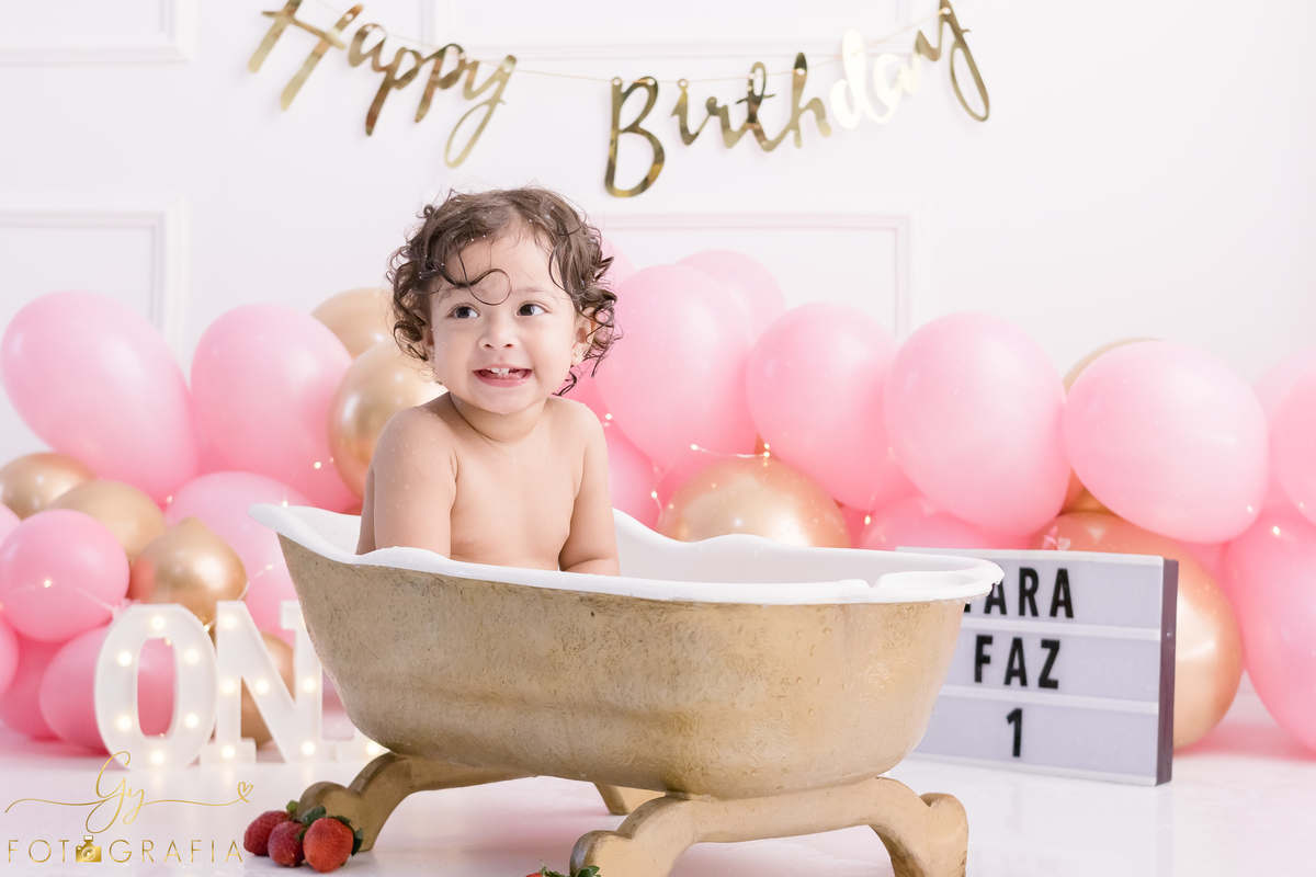 Ensaio smash the cake em estúdio. Fotógrafo em Londrina Especializado em ensaios de bebês e crianças. Momento registrado pela fotógrafa Giscellayne | Gy Fotografia.