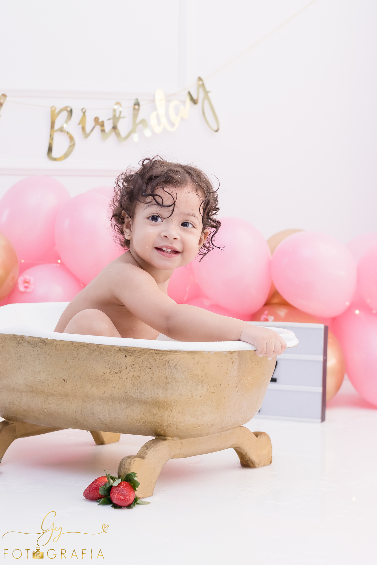 Ensaio smash the cake em estúdio. Fotógrafo em Londrina Especializado em ensaios de bebês e crianças. Momento registrado pela fotógrafa Giscellayne | Gy Fotografia.