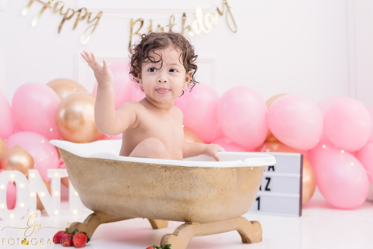 Ensaio smash the cake em estúdio. Fotógrafo em Londrina Especializado em ensaios de bebês e crianças. Momento registrado pela fotógrafa Giscellayne | Gy Fotografia.