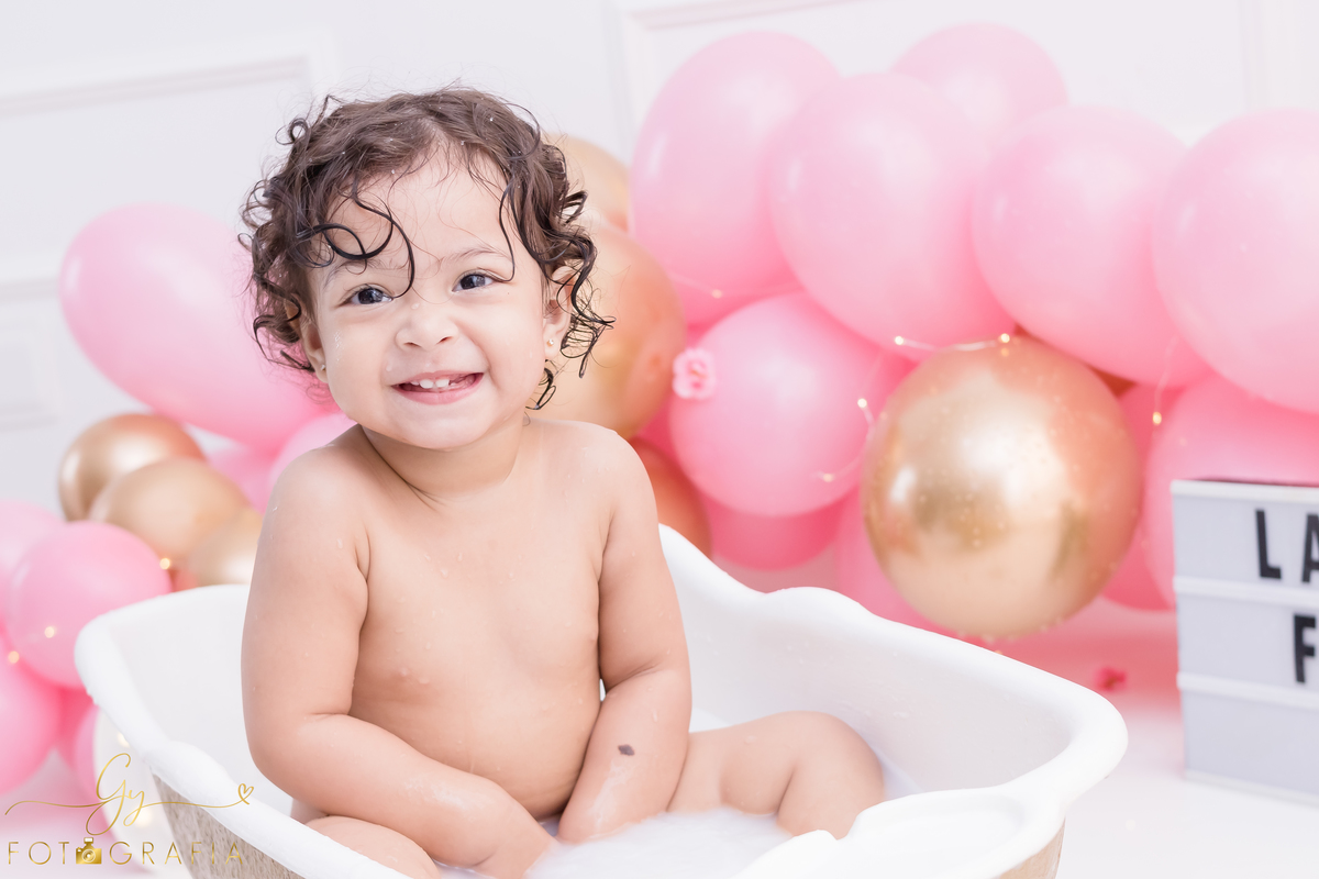 Ensaio smash the cake em estúdio. Fotógrafo em Londrina Especializado em ensaios de bebês e crianças. Momento registrado pela fotógrafa Giscellayne | Gy Fotografia.