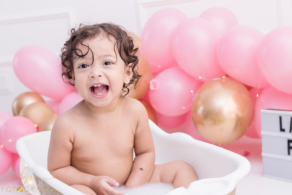 Ensaio smash the cake em estúdio. Fotógrafo em Londrina Especializado em ensaios de bebês e crianças. Momento registrado pela fotógrafa Giscellayne | Gy Fotografia.