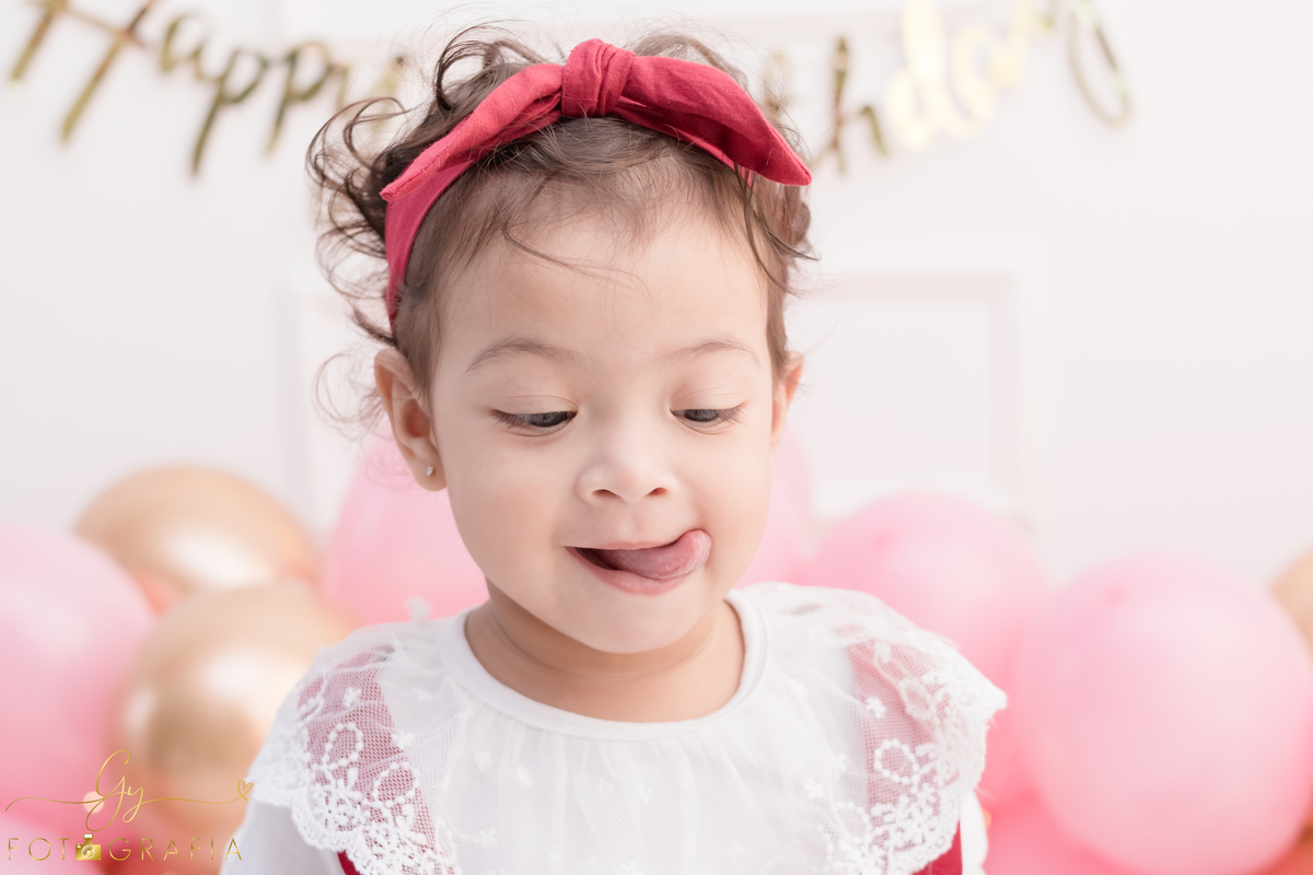 Ensaio smash the cake em estúdio. Fotógrafo em Londrina Especializado em ensaios de bebês e crianças. Momento registrado pela fotógrafa Giscellayne | Gy Fotografia.