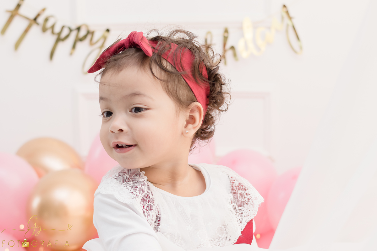 Ensaio smash the cake em estúdio. Fotógrafo em Londrina Especializado em ensaios de bebês e crianças. Momento registrado pela fotógrafa Giscellayne | Gy Fotografia.