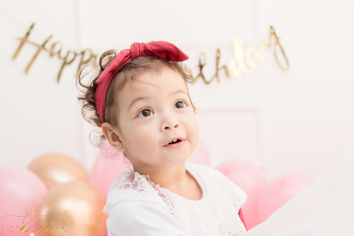 Ensaio smash the cake em estúdio. Fotógrafo em Londrina Especializado em ensaios de bebês e crianças. Momento registrado pela fotógrafa Giscellayne | Gy Fotografia.