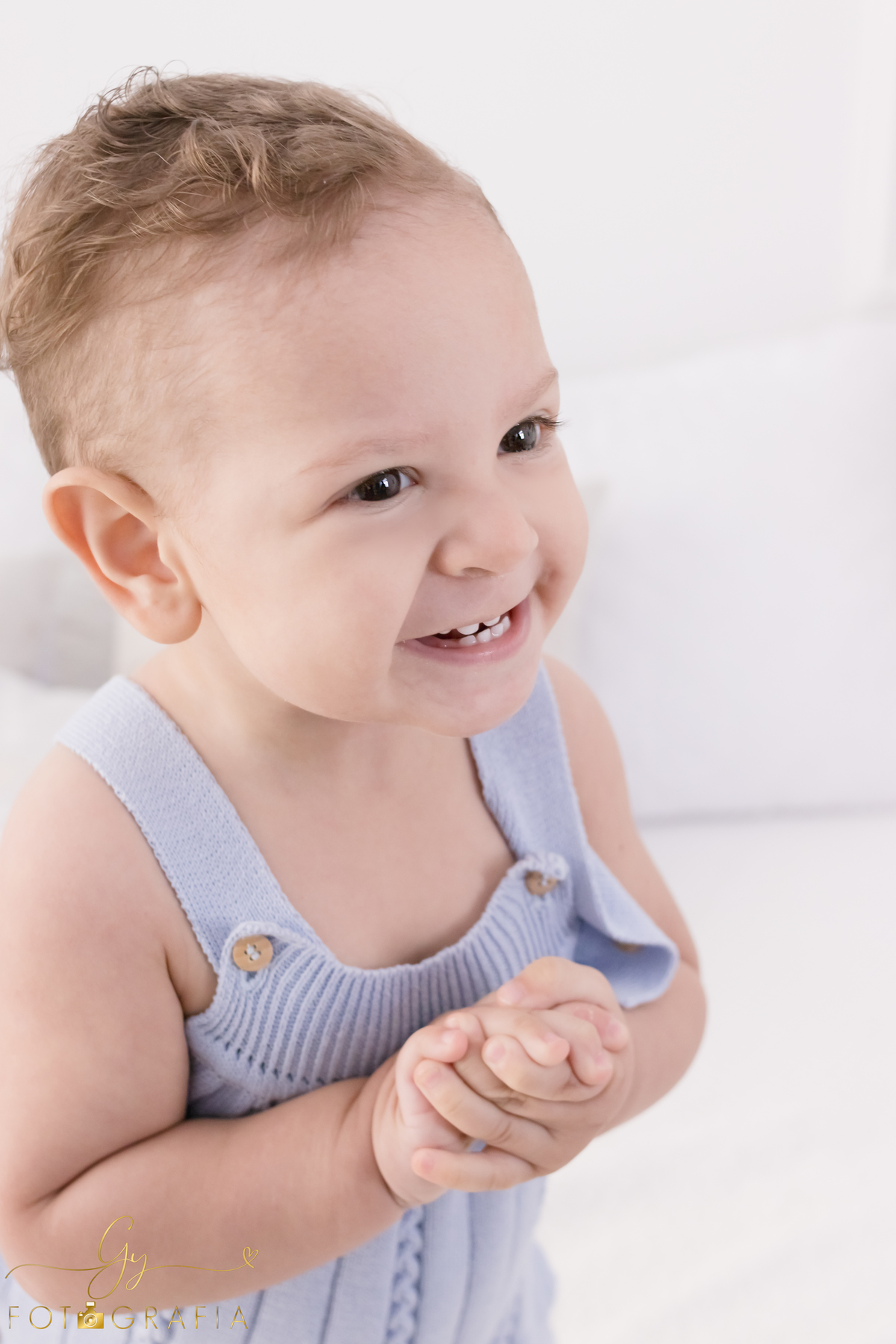 Ensaio smash the cake em estúdio. Fotógrafo em Londrina Especializado em ensaios de bebês e crianças. Momento registrado pela fotógrafa Giscellayne | Gy Fotografia.
