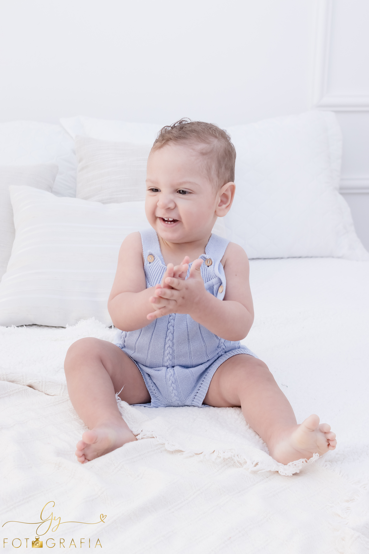 Ensaio smash the cake em estúdio. Fotógrafo em Londrina Especializado em ensaios de bebês e crianças. Momento registrado pela fotógrafa Giscellayne | Gy Fotografia.