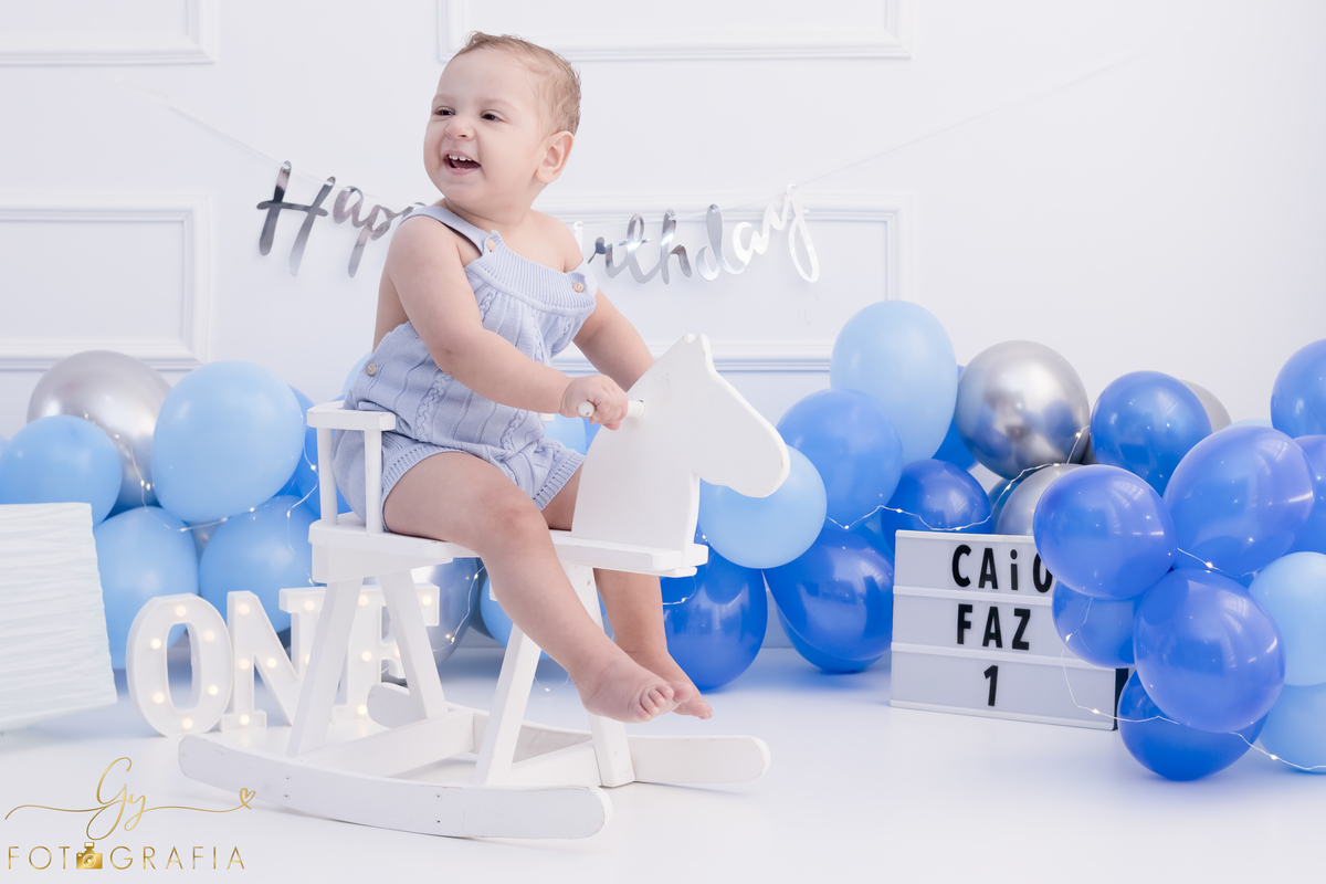 Ensaio smash the cake em estúdio. Fotógrafo em Londrina Especializado em ensaios de bebês e crianças. Momento registrado pela fotógrafa Giscellayne | Gy Fotografia.