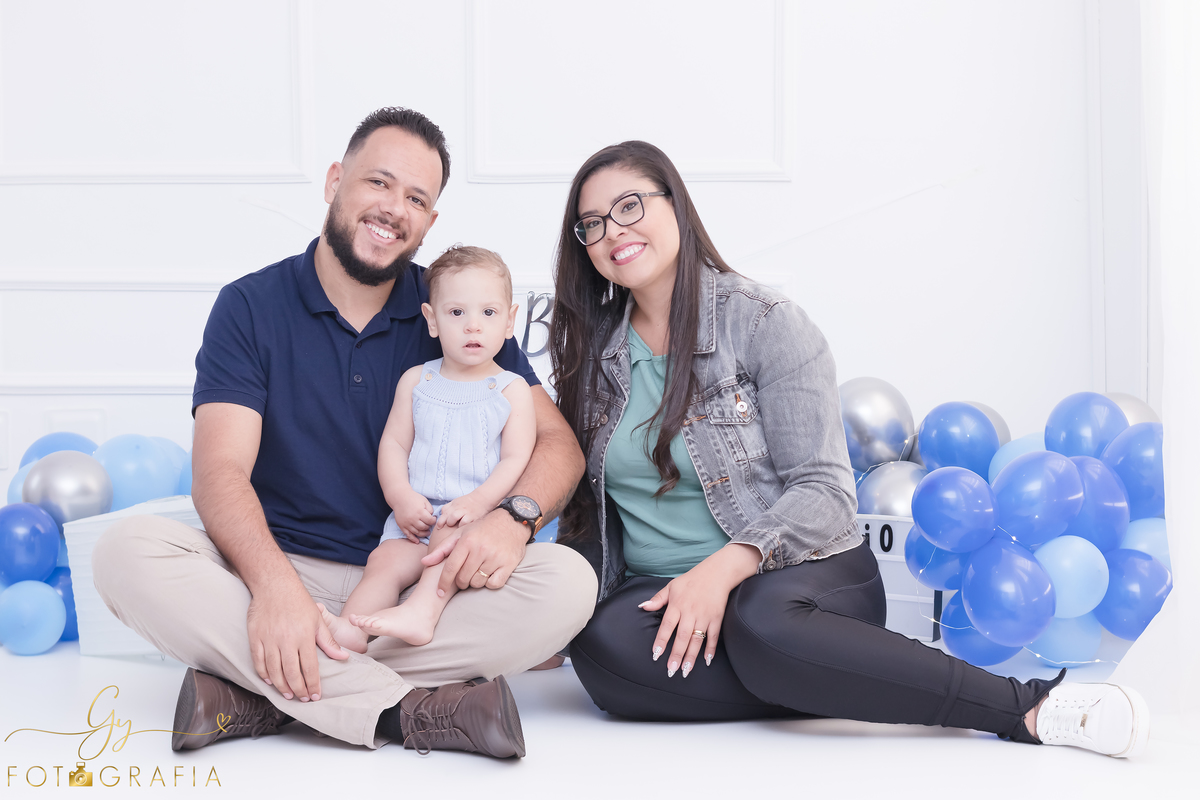 Ensaio smash the cake em estúdio. Fotógrafo em Londrina Especializado em ensaios de bebês e crianças. Momento registrado pela fotógrafa Giscellayne | Gy Fotografia.