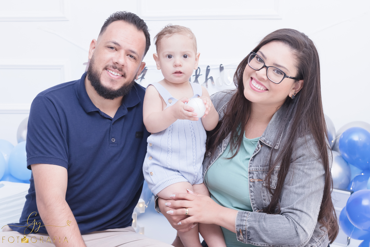 Ensaio smash the cake em estúdio. Fotógrafo em Londrina Especializado em ensaios de bebês e crianças. Momento registrado pela fotógrafa Giscellayne | Gy Fotografia.