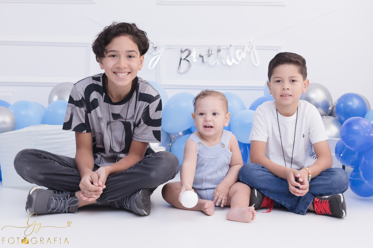 Ensaio smash the cake em estúdio. Fotógrafo em Londrina Especializado em ensaios de bebês e crianças. Momento registrado pela fotógrafa Giscellayne | Gy Fotografia.
