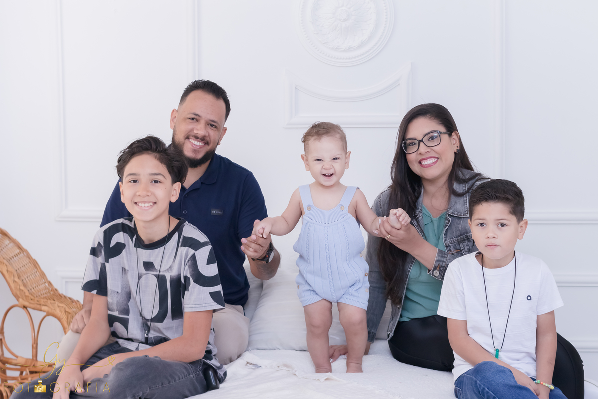 Ensaio smash the cake em estúdio. Fotógrafo em Londrina Especializado em ensaios de bebês e crianças. Momento registrado pela fotógrafa Giscellayne | Gy Fotografia.