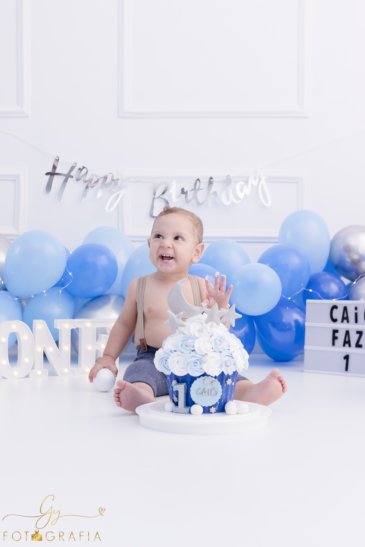 Ensaio smash the cake em estúdio. Fotógrafo em Londrina Especializado em ensaios de bebês e crianças. Momento registrado pela fotógrafa Giscellayne | Gy Fotografia.