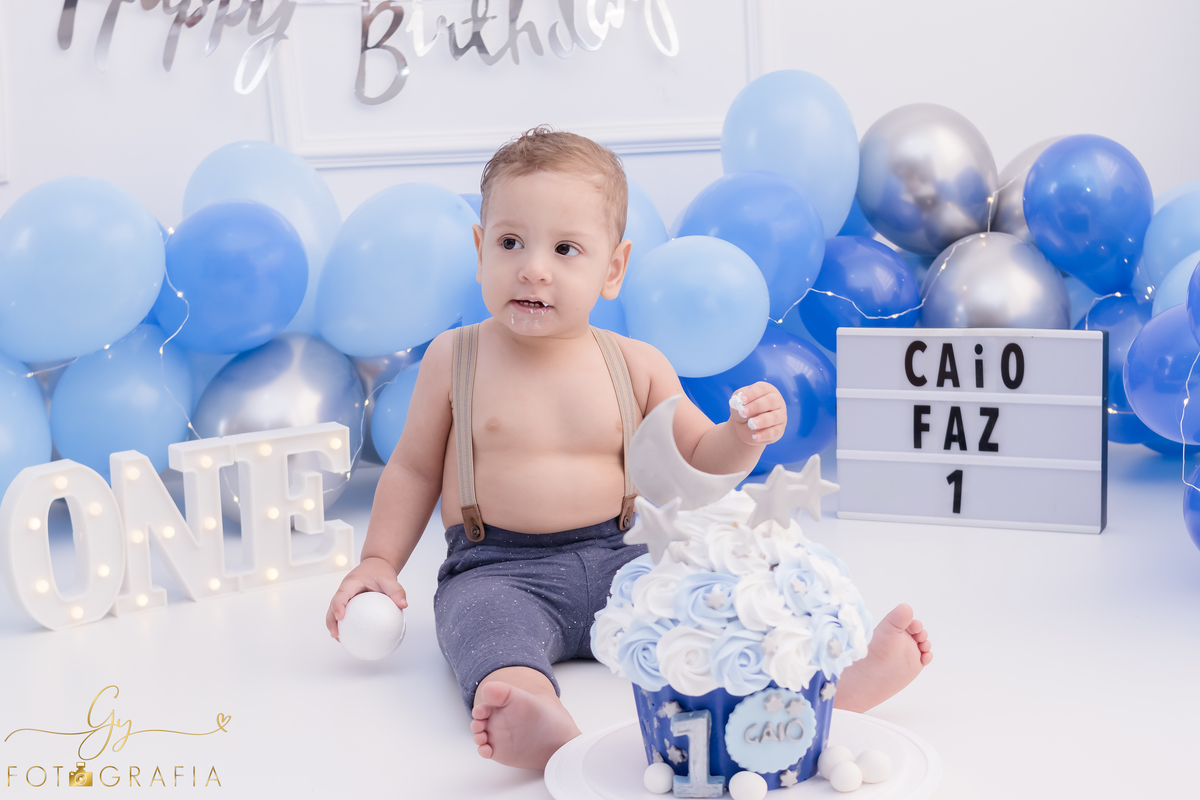 Ensaio smash the cake em estúdio. Fotógrafo em Londrina Especializado em ensaios de bebês e crianças. Momento registrado pela fotógrafa Giscellayne | Gy Fotografia.