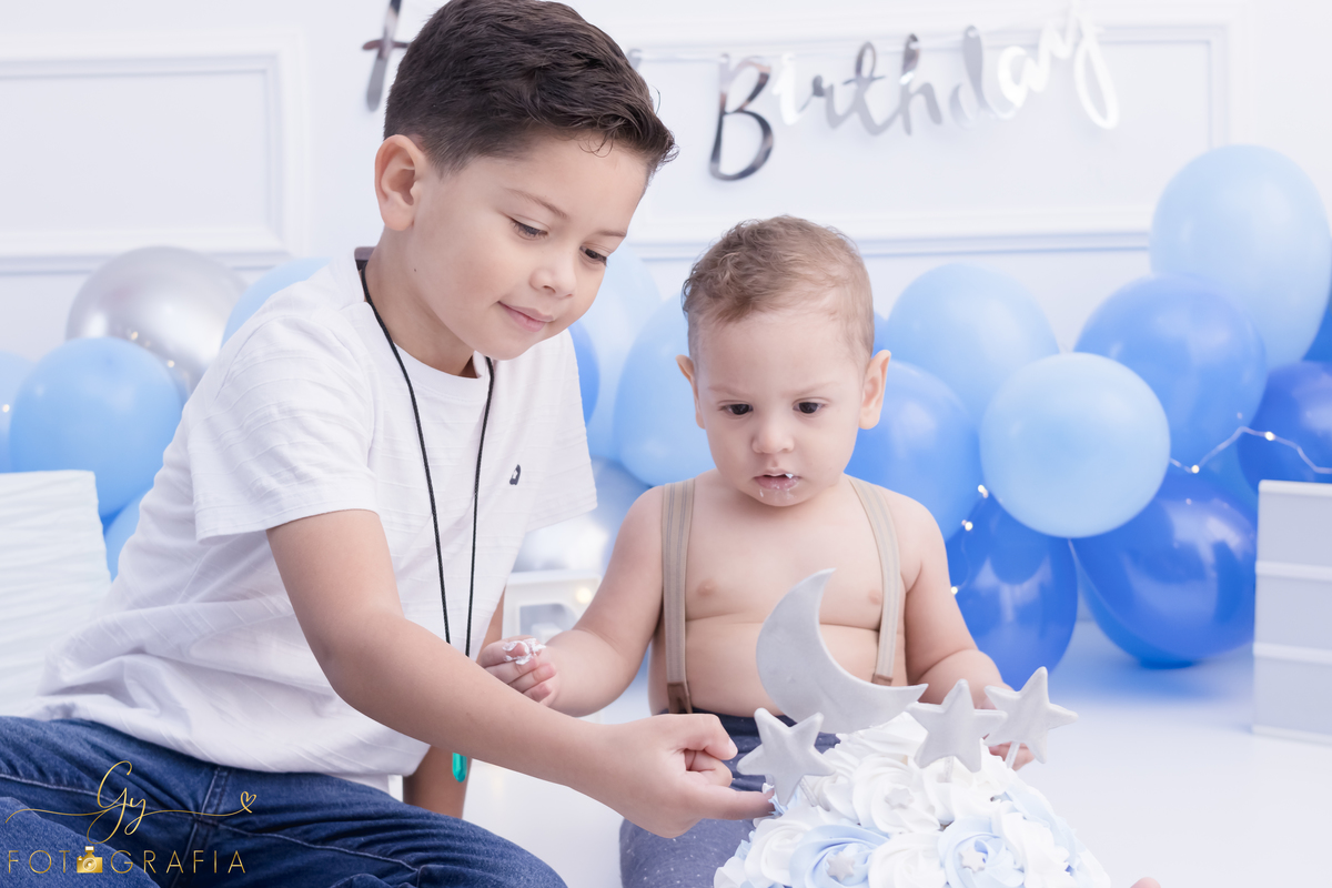 Ensaio smash the cake em estúdio. Fotógrafo em Londrina Especializado em ensaios de bebês e crianças. Momento registrado pela fotógrafa Giscellayne | Gy Fotografia.