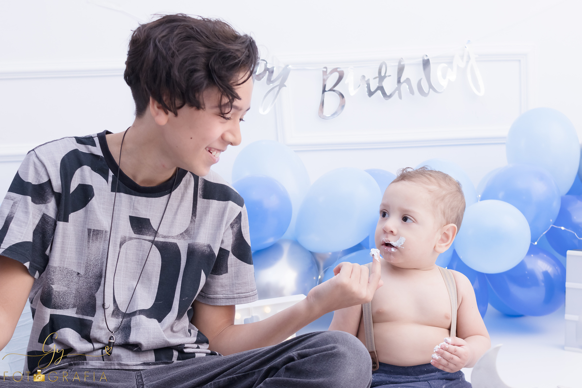 Ensaio smash the cake em estúdio. Fotógrafo em Londrina Especializado em ensaios de bebês e crianças. Momento registrado pela fotógrafa Giscellayne | Gy Fotografia.