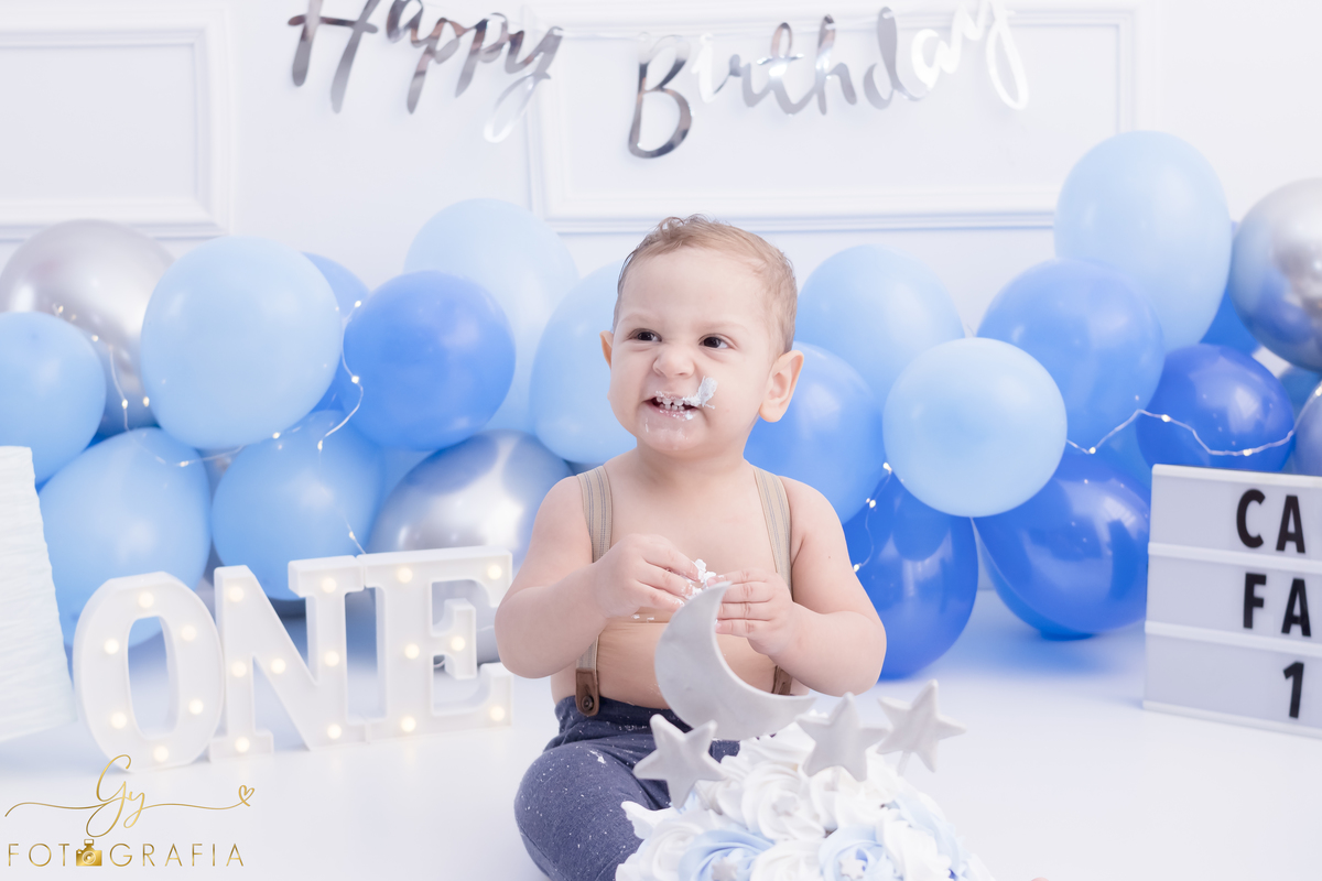 Ensaio smash the cake em estúdio. Fotógrafo em Londrina Especializado em ensaios de bebês e crianças. Momento registrado pela fotógrafa Giscellayne | Gy Fotografia.