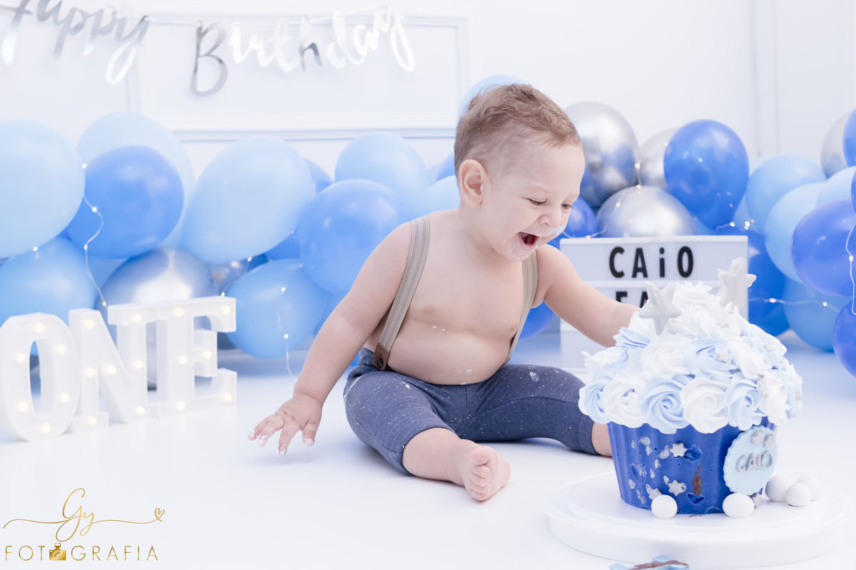 Ensaio smash the cake em estúdio. Fotógrafo em Londrina Especializado em ensaios de bebês e crianças. Momento registrado pela fotógrafa Giscellayne | Gy Fotografia.