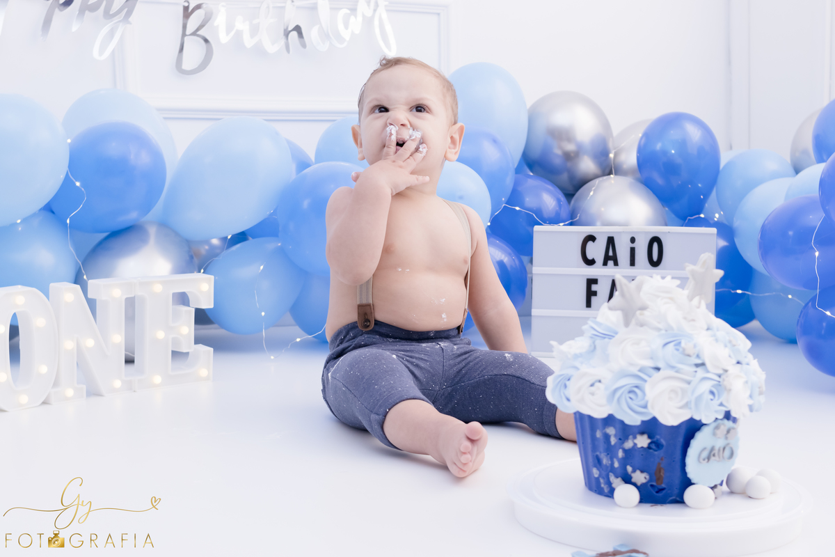 Ensaio smash the cake em estúdio. Fotógrafo em Londrina Especializado em ensaios de bebês e crianças. Momento registrado pela fotógrafa Giscellayne | Gy Fotografia.