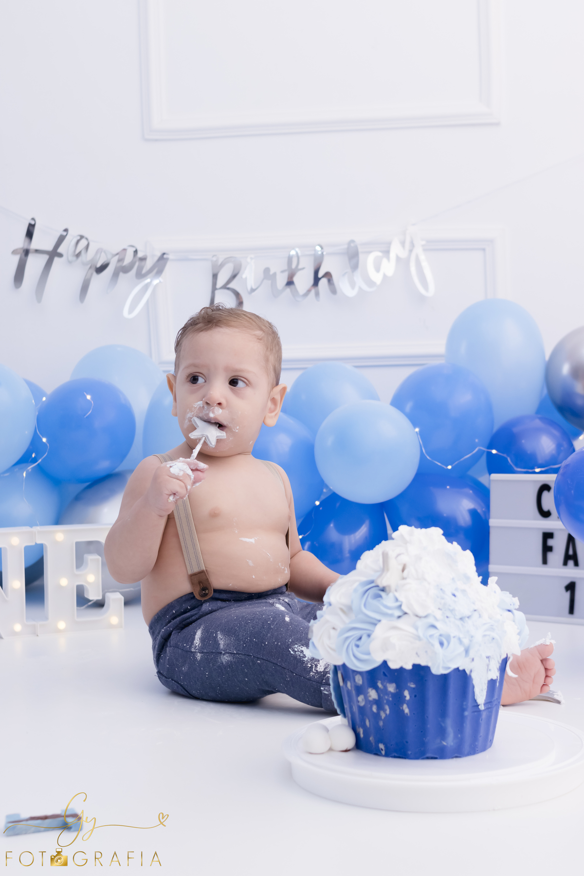 Ensaio smash the cake em estúdio. Fotógrafo em Londrina Especializado em ensaios de bebês e crianças. Momento registrado pela fotógrafa Giscellayne | Gy Fotografia.