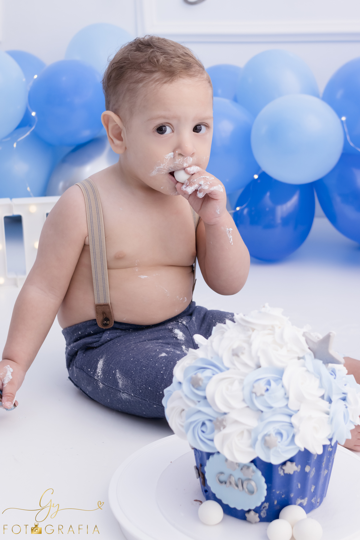 Ensaio smash the cake em estúdio. Fotógrafo em Londrina Especializado em ensaios de bebês e crianças. Momento registrado pela fotógrafa Giscellayne | Gy Fotografia.