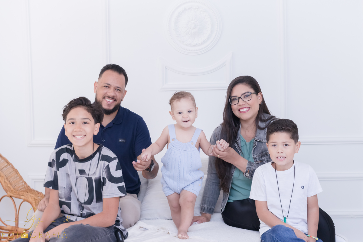 Ensaio smash the cake em estúdio. Fotógrafo em Londrina Especializado em ensaios de bebês e crianças. Momento registrado pela fotógrafa Giscellayne | Gy Fotografia.