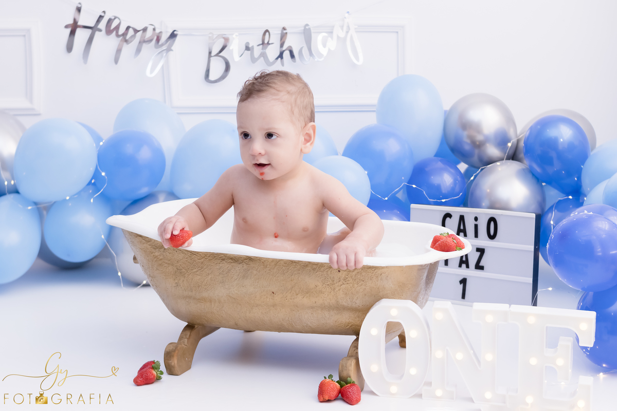 Ensaio smash the cake em estúdio. Fotógrafo em Londrina Especializado em ensaios de bebês e crianças. Momento registrado pela fotógrafa Giscellayne | Gy Fotografia.