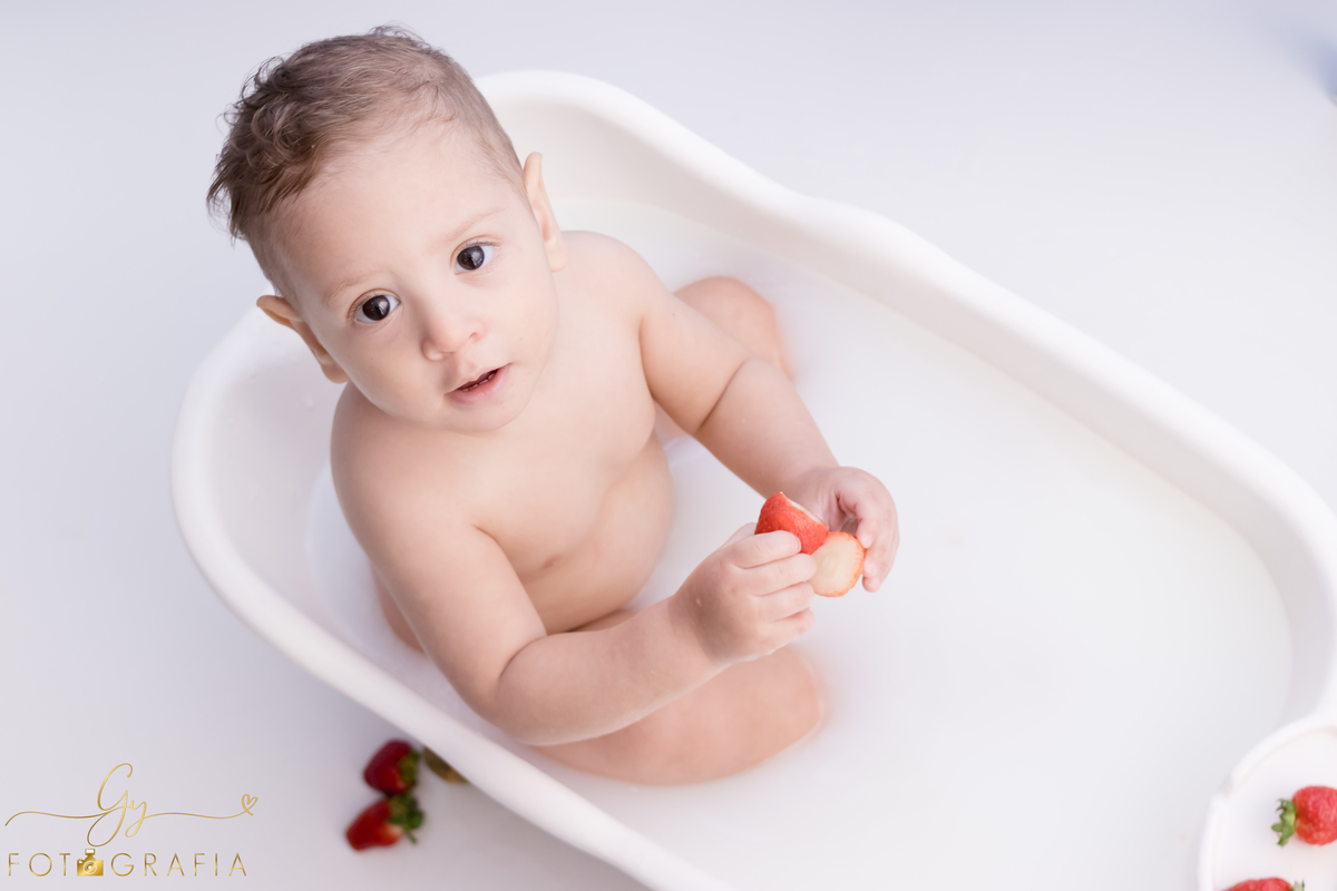 Ensaio smash the cake em estúdio. Fotógrafo em Londrina Especializado em ensaios de bebês e crianças. Momento registrado pela fotógrafa Giscellayne | Gy Fotografia.
