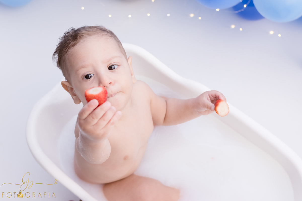 Ensaio smash the cake em estúdio. Fotógrafo em Londrina Especializado em ensaios de bebês e crianças. Momento registrado pela fotógrafa Giscellayne | Gy Fotografia.