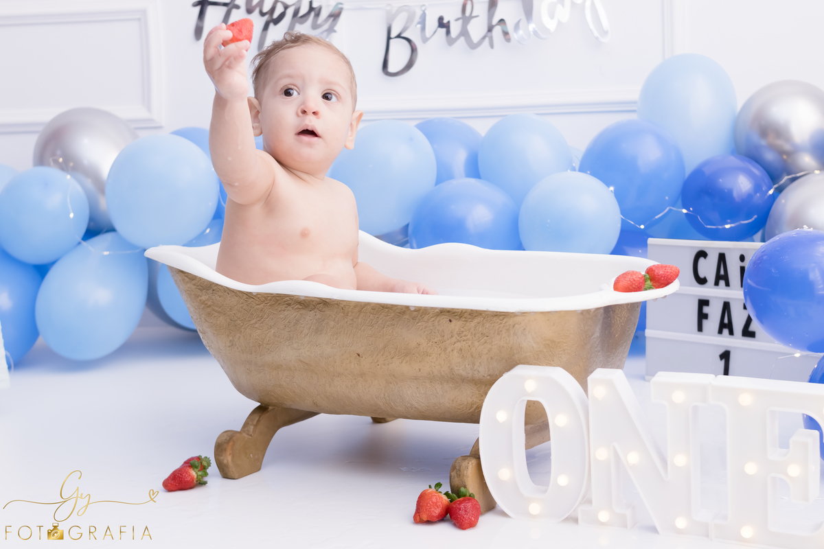 Ensaio smash the cake em estúdio. Fotógrafo em Londrina Especializado em ensaios de bebês e crianças. Momento registrado pela fotógrafa Giscellayne | Gy Fotografia.