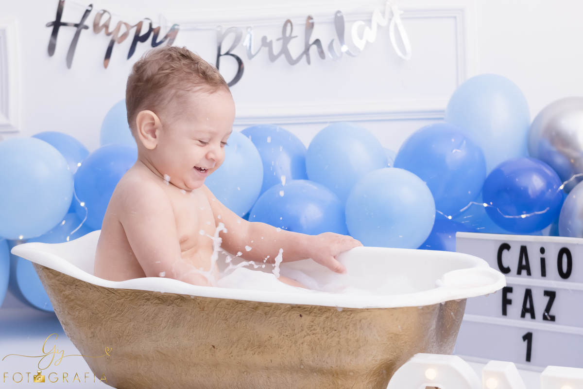 Ensaio smash the cake em estúdio. Fotógrafo em Londrina Especializado em ensaios de bebês e crianças. Momento registrado pela fotógrafa Giscellayne | Gy Fotografia.