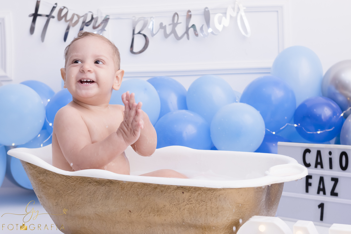 Ensaio smash the cake em estúdio. Fotógrafo em Londrina Especializado em ensaios de bebês e crianças. Momento registrado pela fotógrafa Giscellayne | Gy Fotografia.