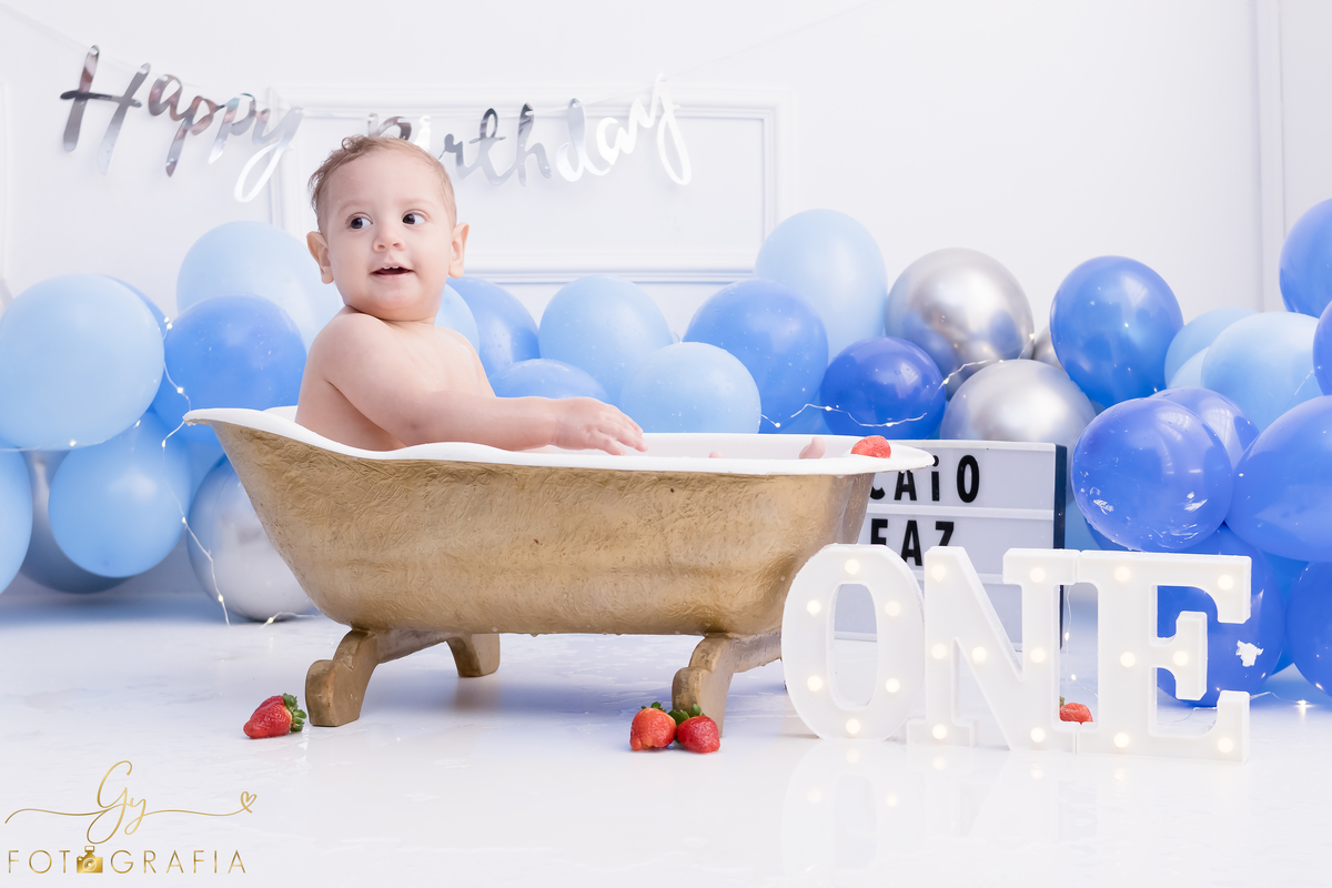 Ensaio smash the cake em estúdio. Fotógrafo em Londrina Especializado em ensaios de bebês e crianças. Momento registrado pela fotógrafa Giscellayne | Gy Fotografia.