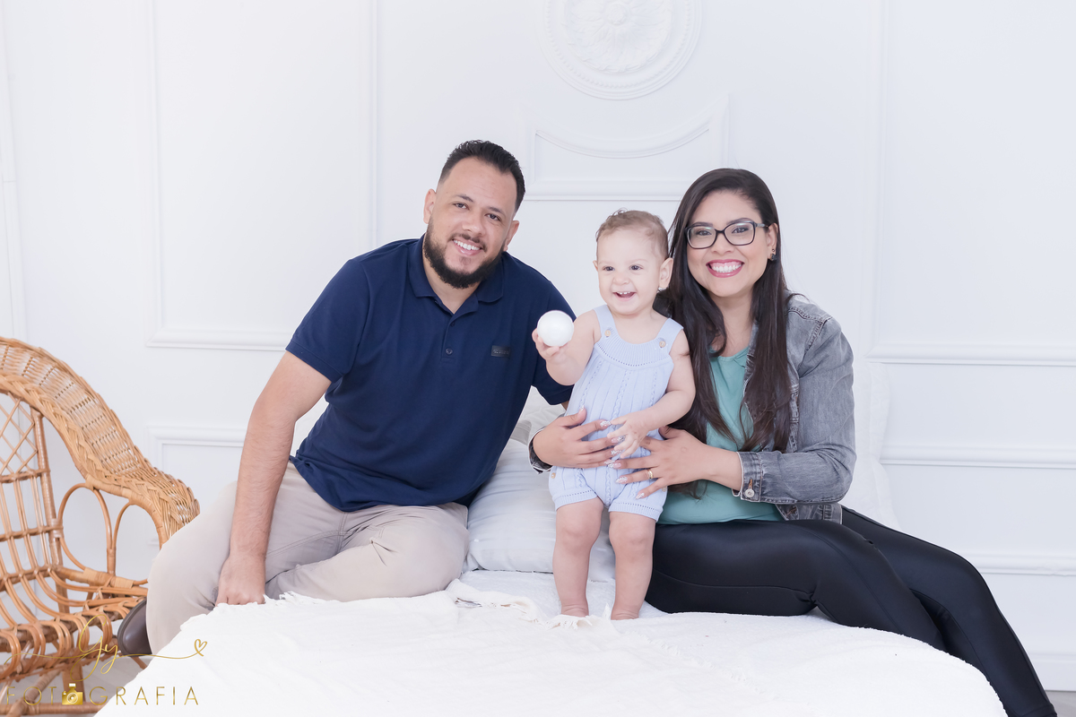 Ensaio smash the cake em estúdio. Fotógrafo em Londrina Especializado em ensaios de bebês e crianças. Momento registrado pela fotógrafa Giscellayne | Gy Fotografia.